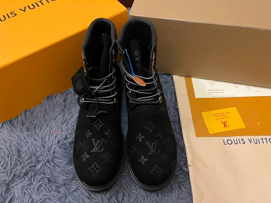 👟👟Ex-factory price 680👟👟 Men's size +10 LV x Timberland Louis Vuitton "Luxury Western" has been initially constructed, and the last link is the "shoes" that can make the style complete and communicative, so the "Shoe King of the Year" came into being. A major collaboration of the season, in a short video of only a few seconds, Fei Dong lifted the legs of his jeans to reveal a pair of classic Timberland rhubarb boots with the LV logo printed on the tongue. He then folded the tongue to reveal the Monogram logo printed on the inside. Size: 35-46
